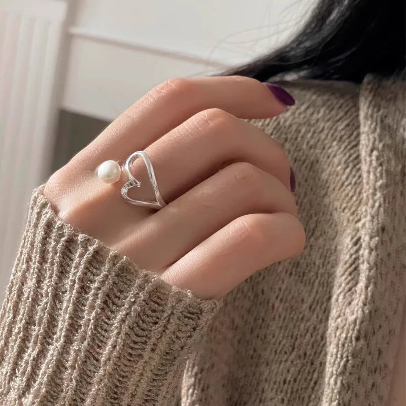 Zilveren parel hartjes ring