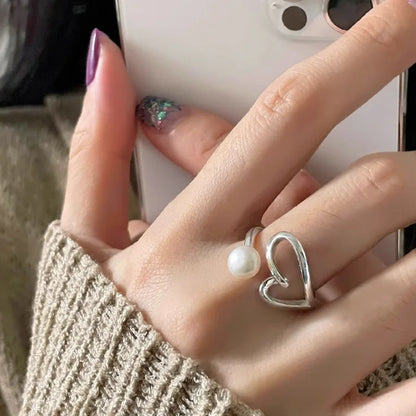 Zilveren parel hartjes ring