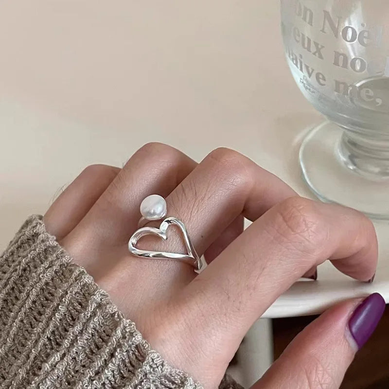 Zilveren parel hartjes ring