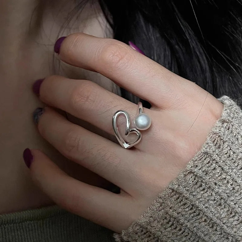 Zilveren parel hartjes ring
