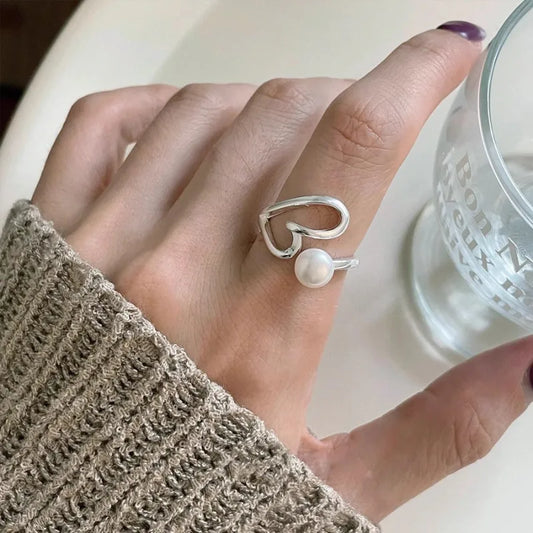 Zilveren parel hartjes ring