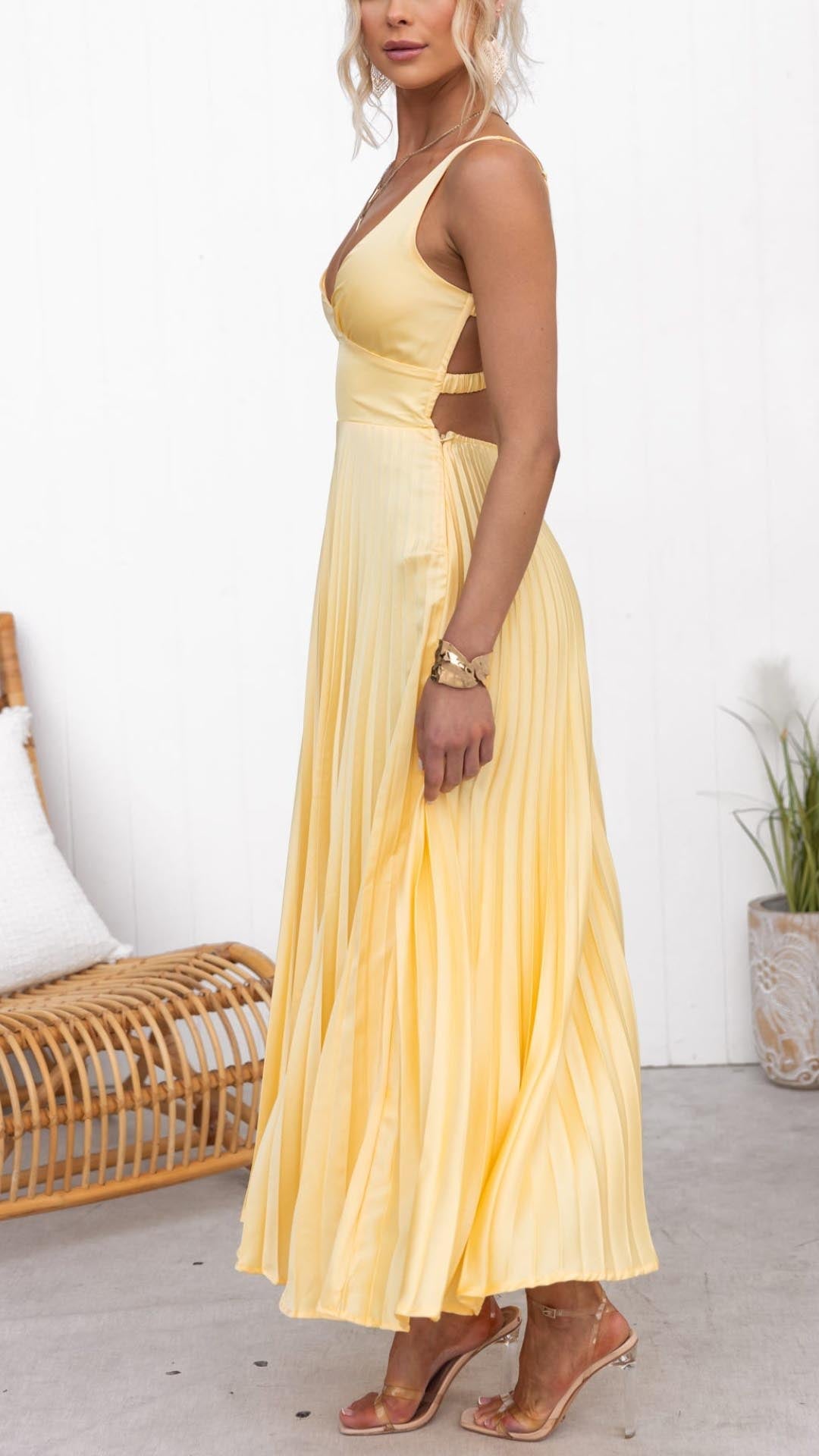 Aby™ | Gele Plissé V-hals Maxi jurk