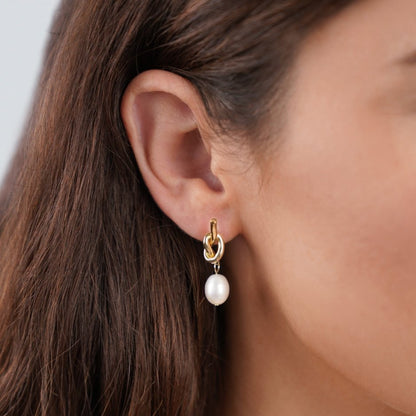 De Knotted Goud & Freshwater Pearl Oorbellen | Goud